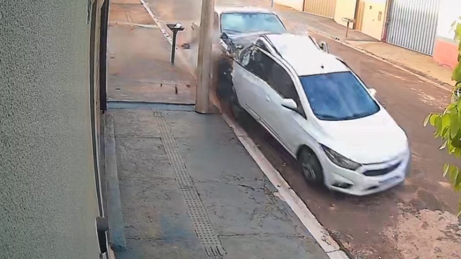 Caminhonete descontrolada colide com carro estacionado em Batatais