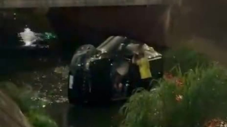 Carro capota e cai em córrego na Avenida Francisco Junqueira