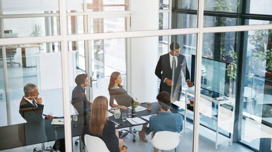 Impactos do Falso Alinhamento em Reuniões Empresariais