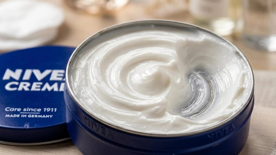 Creme Nivea do pote azul: solução eficaz ou armadilha para cabelos?