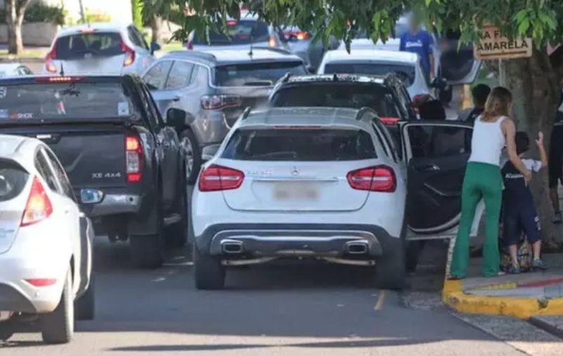 Filas duplas e velocidade excessiva: riscos no trânsito escolar