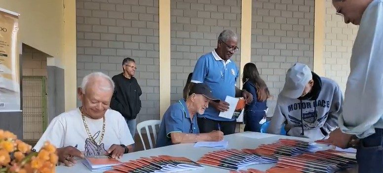Idosos em Ribeirão Preto registram suas histórias em projeto literário